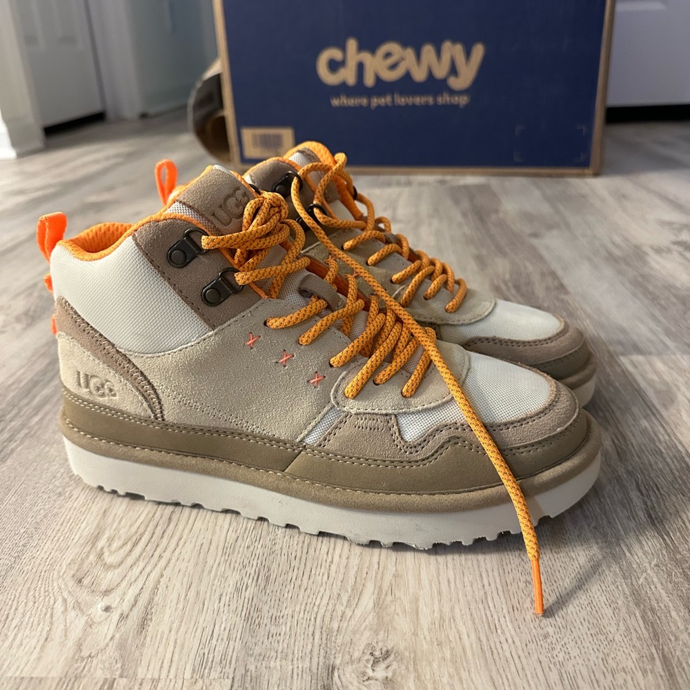 Brand new without tags Uggs snow: hiking boots with orange accents
Size 9 women